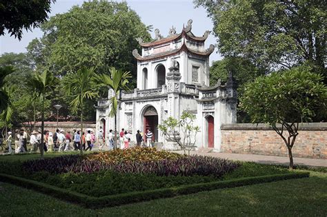 L'Érection du Temple de la Littérature: Un Symbole Impérial de Connaissance et d'Ordre Cosmique sous la Dynastie Lý